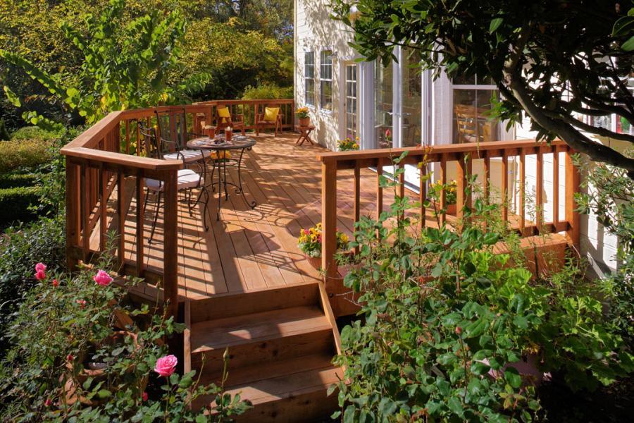 Picture of Deckmaster Fine Decks designed this deck to complement its natural surroundings. - Deckmaster Fine Decks, Inc.