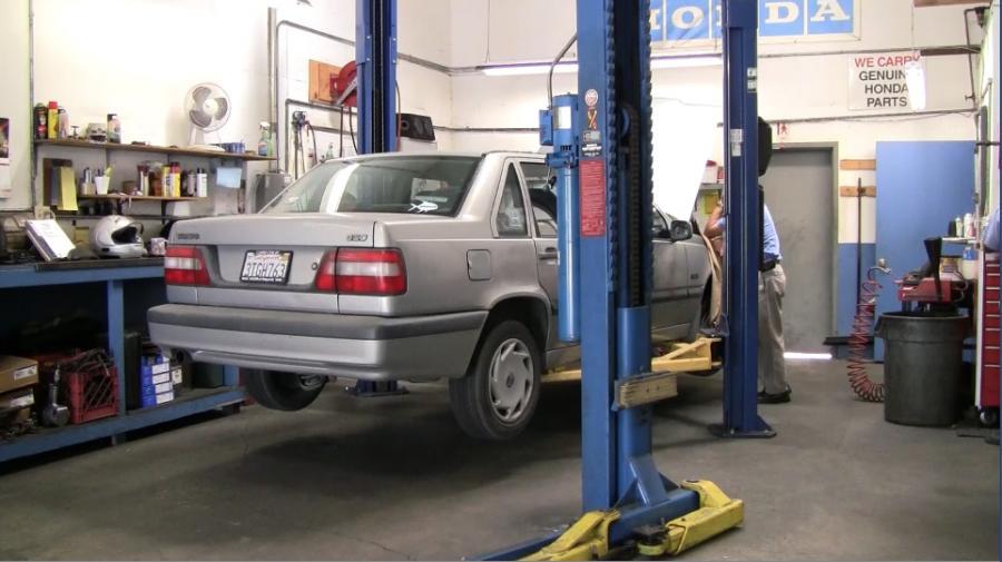 Picture of Acur-it Auto Repair's shop features state-of-the-art equipment. - Acur-it Auto Repair